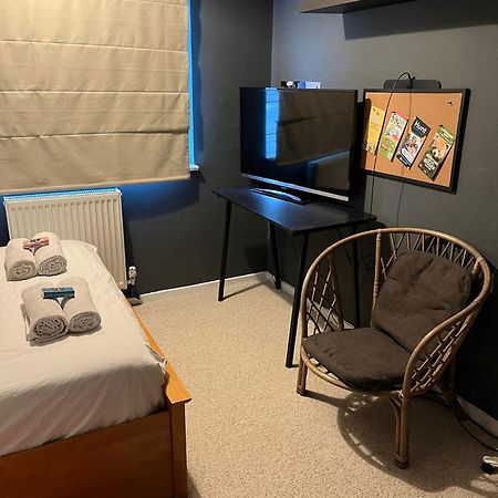 Stylish Double Room In Shared Apartment In Oxfordshire エクステリア 写真
